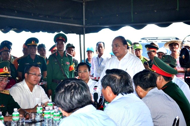 Thủ tướng Nguyễn Xuân Phúc yêu cầu Đà Nẵng huy động mọi nguồn lực tìm kiếm hỗ trợ nạn nhân vụ chìm tàu. Ảnh: Báo Đà Nẵng