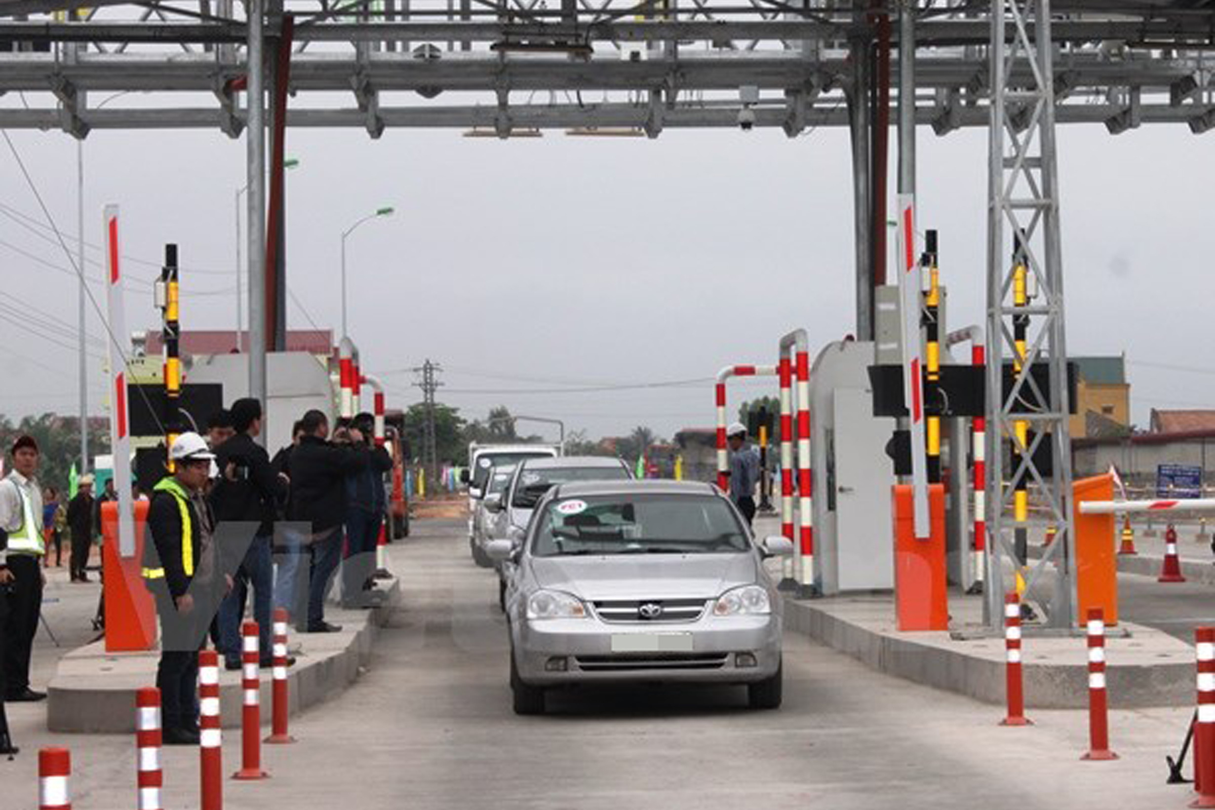 Thử nghiệm hệ thống trạm thu phí không dừng đối với các phương tiện lưu thông trên quốc lộ 1. Ảnh: Việt Hùng