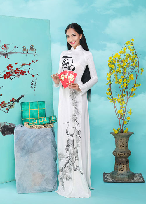 Á hậu Trương Thị May duyên dáng với áo dài nền trắng tinh khôi. Đây là gam màu người đẹp rất thích, bởi theo cô, sắc trắng đem tới những điều tinh khiết nhất cho năm mới.