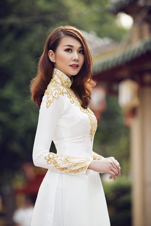 Siêu mẫu Thanh Hằng khoe dáng chuẩn trong mẫu áo dài xuân đính hạt cầu kỳ.