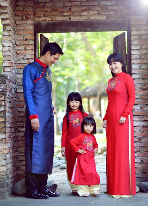 Gia đình người mẫu, MC Bình Minh cũng đón sắc xuân trong tà áo dài. Trong khi hai công chúa và mẹ Anh Thơ lựa chọn sắc màu đỏ tươi tắn, nam diễn viên lại đầy nam tính và mạnh mẽ với gam màu xanh.