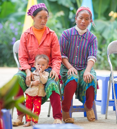 
Tâm trạng hồi hộp của nhiều bậc phụ huynh khi biết tin hai trường dân tộc bán trú trong xã sắp được xây dựng nhà ăn, bếp ăn. Ảnh: C.T
