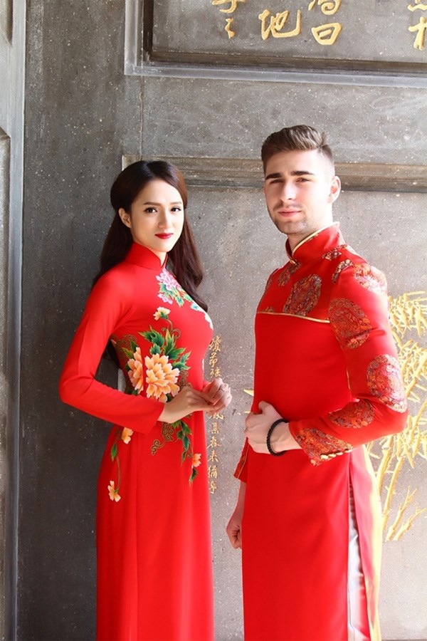Hương Giang Idol cũng rủ rê bạn nhảy của mình trong Bước nhảy hoàn vũ chụp ảnh với áo dài dân tộc.