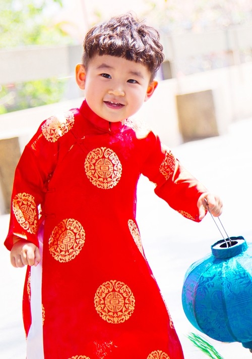 Cậu ấm Kid nhà Diệp Bảo Ngọc trông rất dễ thương khi diện áo dài đỏ họa tiết truyền thống.