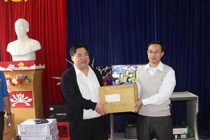
Bác sĩ Nguyễn Anh Tuấn-Phó Chánh văn phòng Bộ Y tế tặng quà đại diện trường tiểu học-mẫu giáo Bạch Long Vỹ
