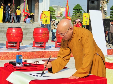 Hòa thượng Thích Quảng Tùng chọn chủ đề Quốc Thái Dân An để khai bút năm nay