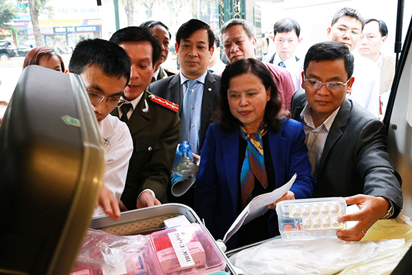 
Thứ trưởng Nguyễn Thị Xuyên kiểm tra tính sẵn sàng của các đơn vị y tế, phục vụ Đại hội Đảng lần thứ XII (Ảnh: HH)
