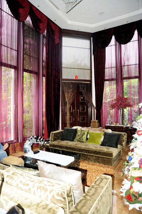 
Nội thất của căn nhà cũng được trang trí theo phong cách sang trọng, sành điệu hệt như phong cách thời trang thường thấy của chủ nhân.
