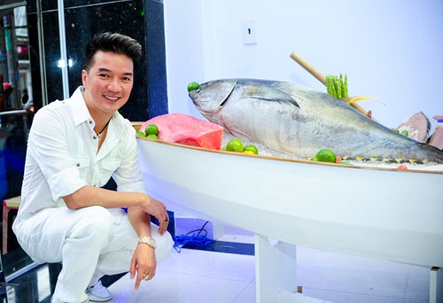 
Nghiệp kinh doanh chỉ thực sự được xác định rạch ròi khi Đàm Vĩnh Hưng chính thức bắt tay vào kinh doanh hải sản sạch.
