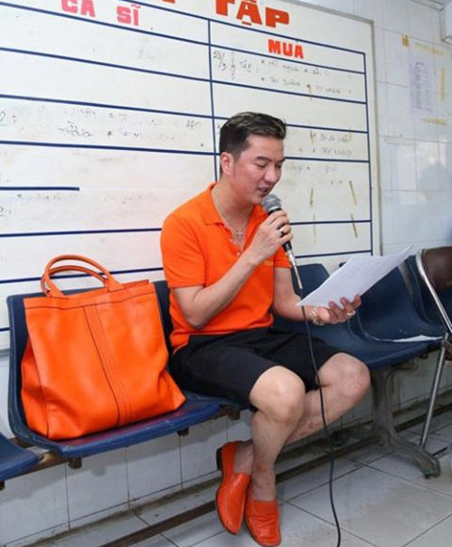 Túi xách màu mè xuyệt tông với giày cam lòe loẹt, liệu ai dám chưng diện như Ông hoàng nhạc Việt.