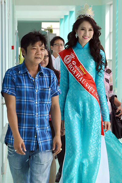 
Chuyên gia trang điểm Đăng Hùng đồng hành bên Hoa hậu Đặng Thu Thảo
