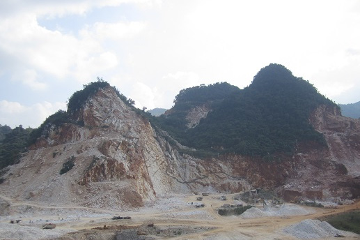 
Một mỏ đá trắng tại huyện Quỳ Hợp
