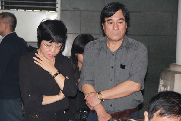 
MC Thảo Vân cùng diễn viên Mạnh Cường đau xót đến tiễn đưa người anh đáng kính của mình.

