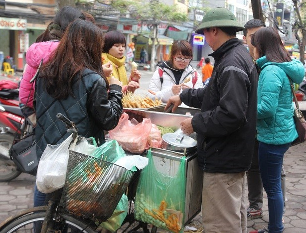 
Nhiều học sinh tỏ ra thích thú với những món ăn chiên rán trước các cổng trường.
