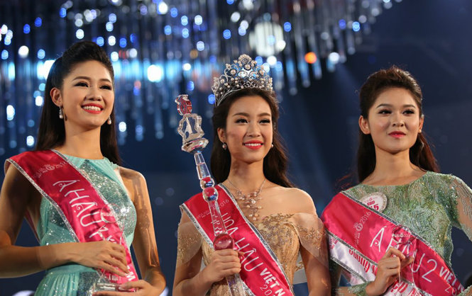 
Hoa hậu Đỗ Mỹ Linh (giữa) cùng 2 Á hậu Ngô Thanh Thanh Tú và Huỳnh Thị Thuỳ Dung - Ảnh: Gia Tiến
