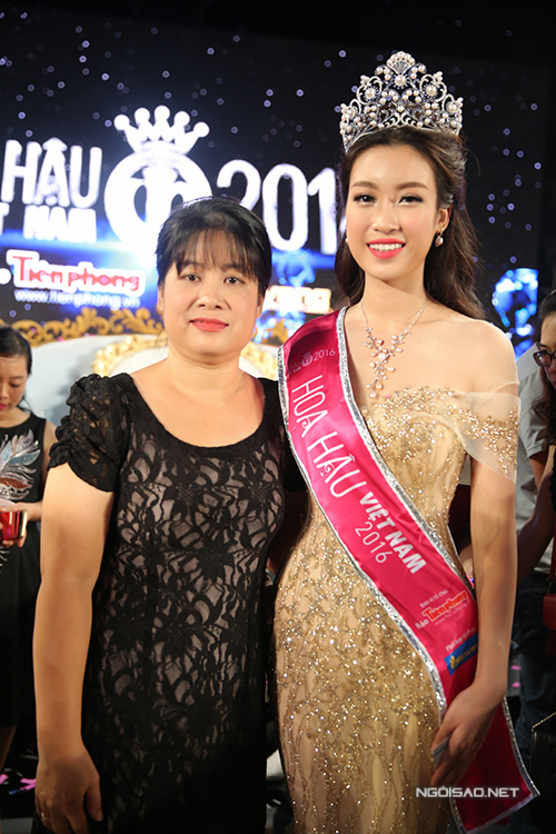 
Tân Hoa hậu chụp hình cùng mẹ ngay sau khi đăng quang.
