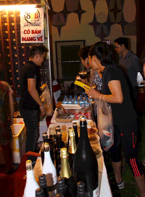 
Lễ hội bia Bỉ (Belgian Beer Festival - BBF) năm 2016 lại tiếp tục được tổ chức Việt Nam vào ngày 30/ 9 vừa qua. Sự kiện mang đậm nét văn hóa của quốc gia này diễn ra tại American Club, số 19-21 Hai Bà Trưng, Hà Nội.
