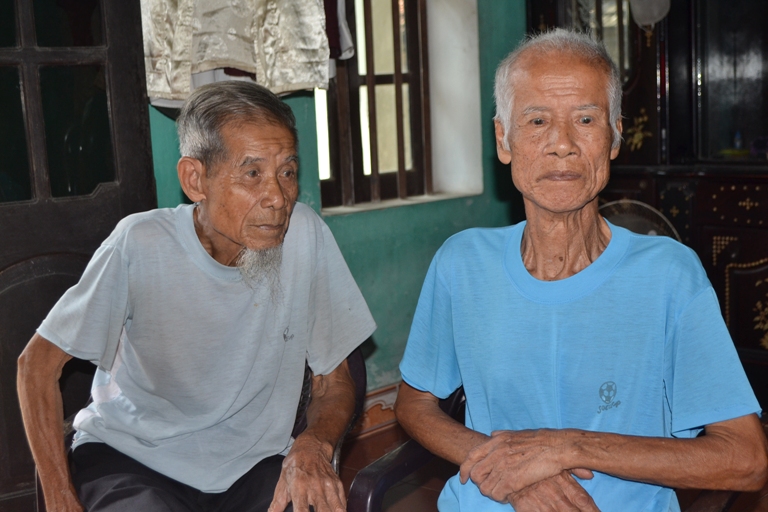 
Hai anh em song sinh Nguyễn Văn Phiến, Nguyễn Văn Phướng (89 tuổi, là em thứ 3). Riêng cụ Phướng (áo xanh) bị địch bắt trải qua 4 nhà tù khác nhau
