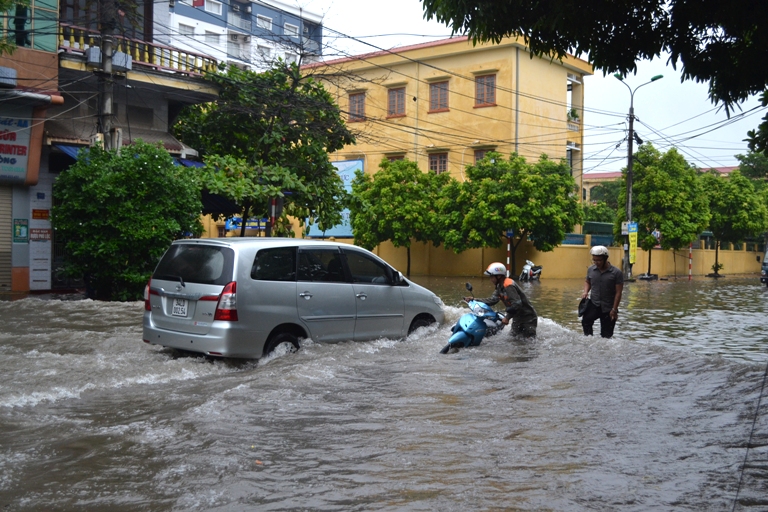 
Nước ngập khiến cho nhiều phương tiện di chuyển khó khăn
