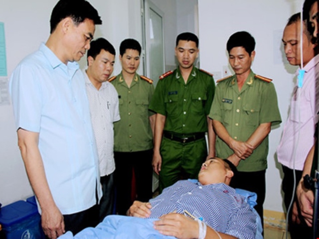 
Thiếu tá Nguyễn Minh Tú đang được điều trị tại bệnh viện. Ảnh NLĐ
