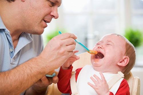B&eacute; 3 tuổi đ&atilde; tử vong v&igrave; bị cha đẻ &eacute;p ăn qu&aacute; nhiều. Người cha n&agrave;y mới đ&acirc;y bị buộc tội ngộ s&aacute;t v&agrave; đối xử t&agrave;n độc đối với trẻ em. (Ảnh minh họa)