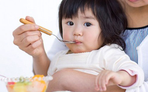 
Thức ăn m&agrave; đứa trẻ bị &eacute;p ăn đ&oacute; l&agrave; hỗn hợp gồm b&aacute;nh mỳ, sữa, yến mạch, b&aacute;nh pudding gạo hoặc đ&ocirc;i khi c&oacute; th&ecirc;m cả mỳ spaghetti. (Ảnh minh họa)
