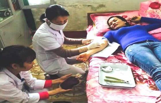 H&agrave;nh đồng cao đẹp của chị Hoa đ&atilde; gi&uacute;p bệnh nh&acirc;n qua cơn nguy kịch