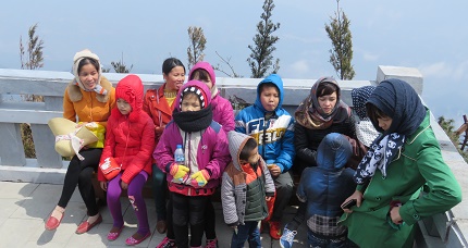 
Nhiều em nhỏ thích thú vì được cha mẹ cho lên đỉnh Fanxipan.
