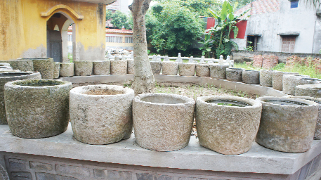 Hàng trăm cối giã ngự trị sân chùa.