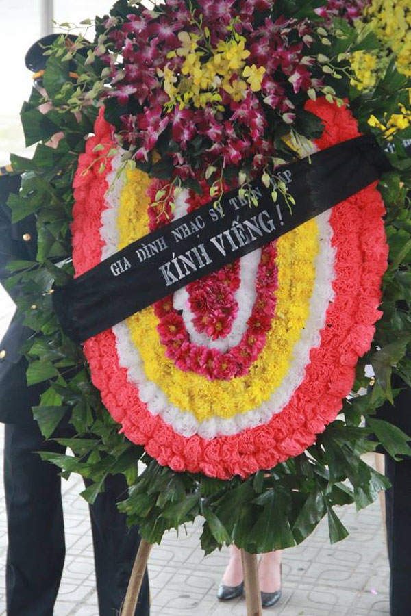 
Trong phút tang gia bối rối, gia đình nhạc sĩ Trần Lập cũng gửi vòng hoa đến chia buồn cùng gia đình nhạc sĩ Thanh Tùng.
