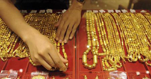 
Tập đoàn DOJI niêm yết giá vàng ở mức 33,92 – 34,02 triệu đồng/lượng (mua vào – bán ra), giảm 30.000 đồng/lượng so với cuối tuần trước. Mức giá chênh lệch ổn định ở 100.000 đồng/lượng.
