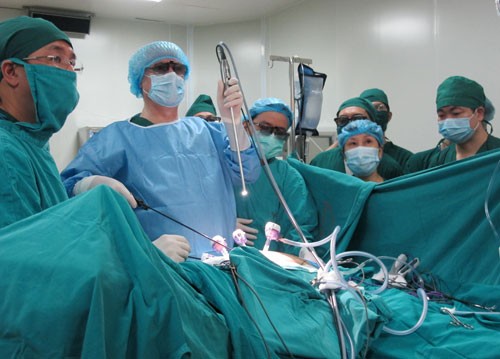 
GS Leroy (thứ 2 từ trái qua) cùng các đồng nghiệp phẫu thuật nội soi cho bệnh nhân (Ảnh: TL)
