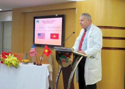 
Giáo sư Joseph Mark Rosen đã có nhiều dịp tới Việt Nam thực hiện phẫu thuật tạo hình cho các em nhỏ (Ảnh: TL)
