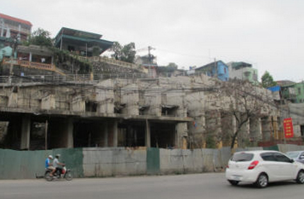 
Dự &aacute;n ở khu đất v&agrave;ng của TP Hạ Long hoen rỉ sắt.
