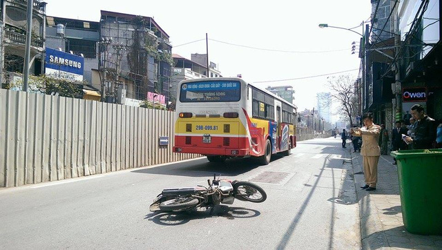 
Thông tin từ lãnh đạo xí nghiệp xe buýt khác với phản ánh của người dân tại hiện trường. Ảnh: Đình Việt
