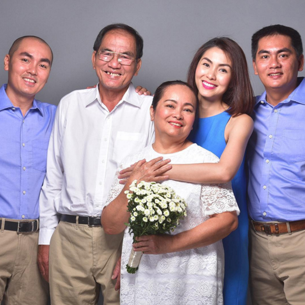 
Nhân kỉ niệm 41 năm ngày cưới của ba mẹ, Hà Tăng đăng tấm hình như một lời chúc yêu thương của cô con gái nhỏ dành cho hai bậc thân sinh.
