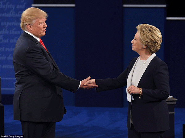 
Xen vào những màn tranh cử, cả hai ứng viên Tổng thống Mỹ đã biết nói lời ngợi khen nhau. Ảnh: Dailymail

