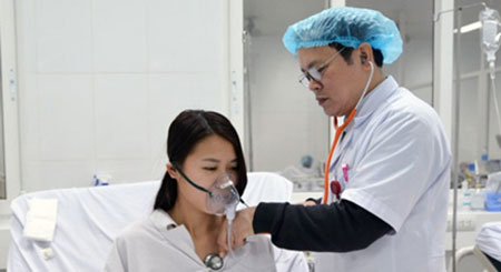 
Bác sỹ đang kiểm tra sức khoẻ của nạn nhân Hạnh do ngộ độc khí CO.
