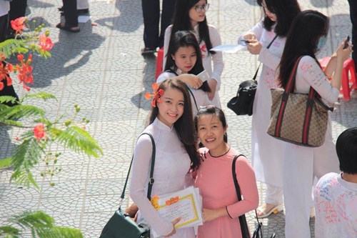 Nguyễn Thị Như Thủy cùng chụp hình lưu niệm với cô giáo trong ngày bế giảng tại trường THPT Trần Phú.