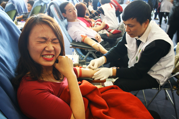 
Mặc dù đây là lần thứ năm hiến máu nhưng bạn sinh viên Nguyễn Thị Liên vẫn bị nỗi sợ kim tiêm

