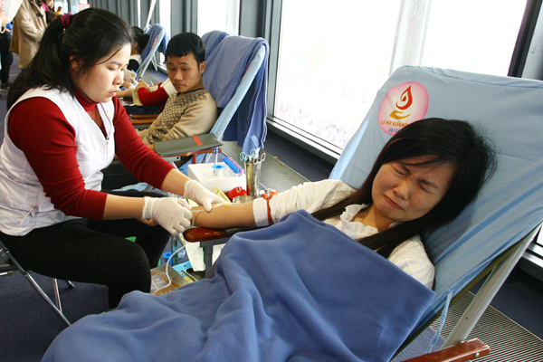 
Cô sinh viên Trường Đại học Văn hóa Nguyễn Thị Ánh chia sẻ, phải đấu tranh tư tưởng rất nhiều trước khi đăng ký hiến máu lần đầu tiên này.
