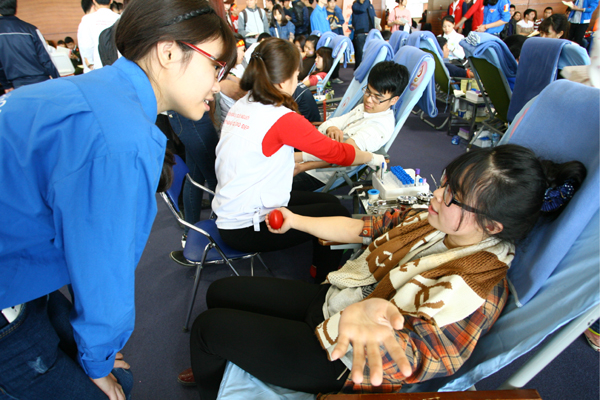 
Lực lượng sinh viên tình nguyện luôn có mặt kịp thời để động viên những bạn gái tham gia hiến máu
