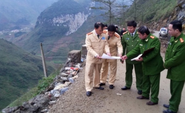 
Lực lượng Công an tỉnh Hà Giang xem bản đồ hiện trường nơi xảy ra tai nạn. (Ảnh: N.Lân)
