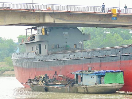 tàu quá khổ Thành Luân 28 đã đâm vào cầu An Thái gây sập, gẫy dầm cầu