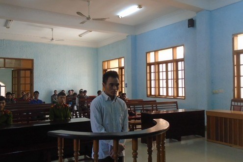 
Bị cáo Kpă Pyêl nghe tòa tuyên án - Ảnh: báo Công lý.
