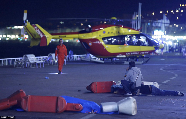 
Máy bay cứu hộ cũng kịp thời đến cứu viện người đang bị thương.
