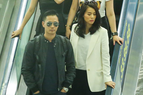
Nhận lời mời của Hoa hậu Quý bà Thu Hoài, ngôi sao Hong Kong Hồ Hạnh Nhi sang Việt Nam tham dự sự kiện. Nữ diễn viên 7X diện trang phục đen trắng giản dị khi có mặt ở sân bay. Cô đi cùng ông xã điển trai.
