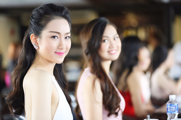 
Phùng Lan Hương đang được xem là ứng viên sáng giá của cuộc thi Hoa hậu Việt Nam 2016.
