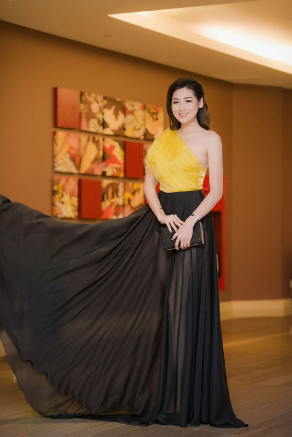 
Á hậu Hoa hậu Việt Nam 2012, Dương Tú Anh nền nã với đầm lệch vai.
