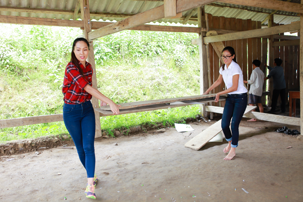 
Hai người đẹp quyết định quyên góp 500 triệu đồng trong đó có một phần tiền của và sức lực của bà con nơi đây để xây trường học cho các em nhỏ.
